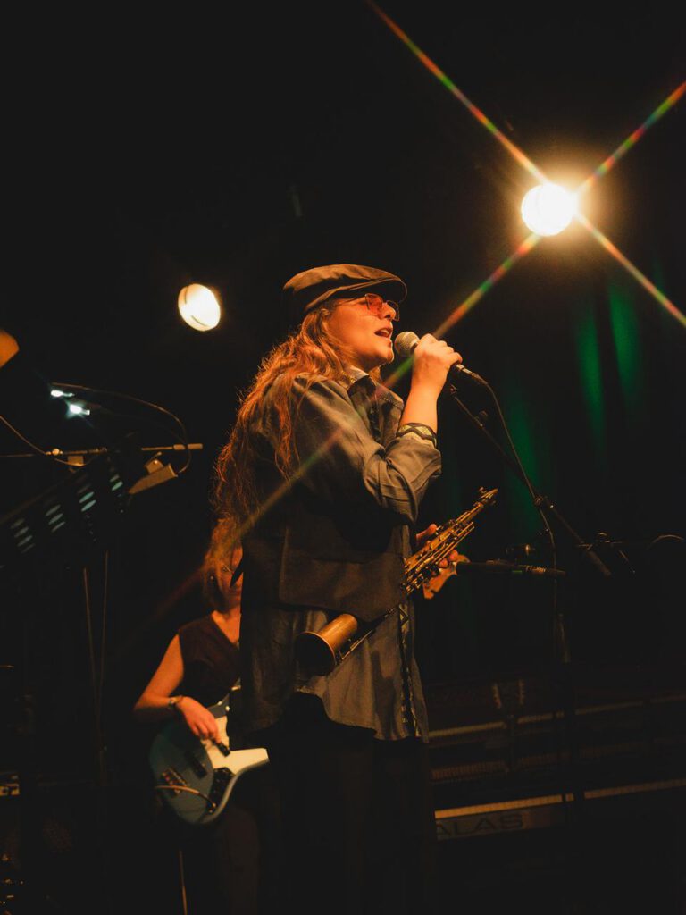 Die türkische Musikerin Leyla Mei Parker mit ihrer Band Yaman live zu sehen auf der Bühne beim IG Worldmusicfestival in der Sargfabrik.